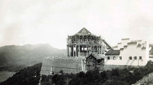Fotografi i svart-hvitt fra byggingen av Christ Temple på Tao Fong Shan. 